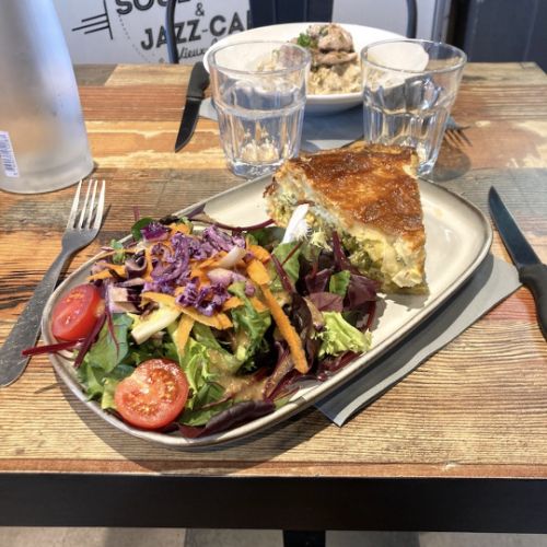 QUICHE DU JOUR : servie avec sa salade