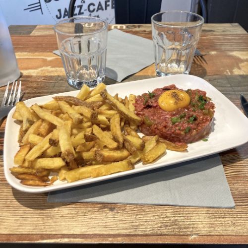 TARTARE DE BOEUF Servi avec frites maison OU salade