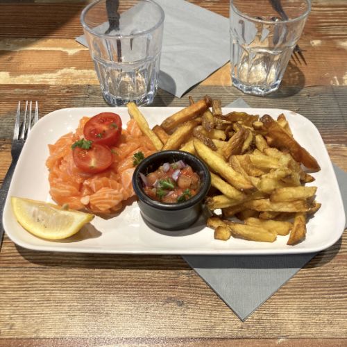 TARTARE DE SAUMON : Servi avec frites maison OU salade
